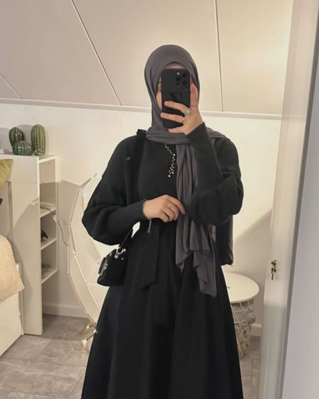 Kombinasi Warna Baju untuk Jilbab Abu-abu